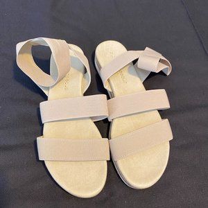 André Assous Women's Verna Sandal BEIGE
